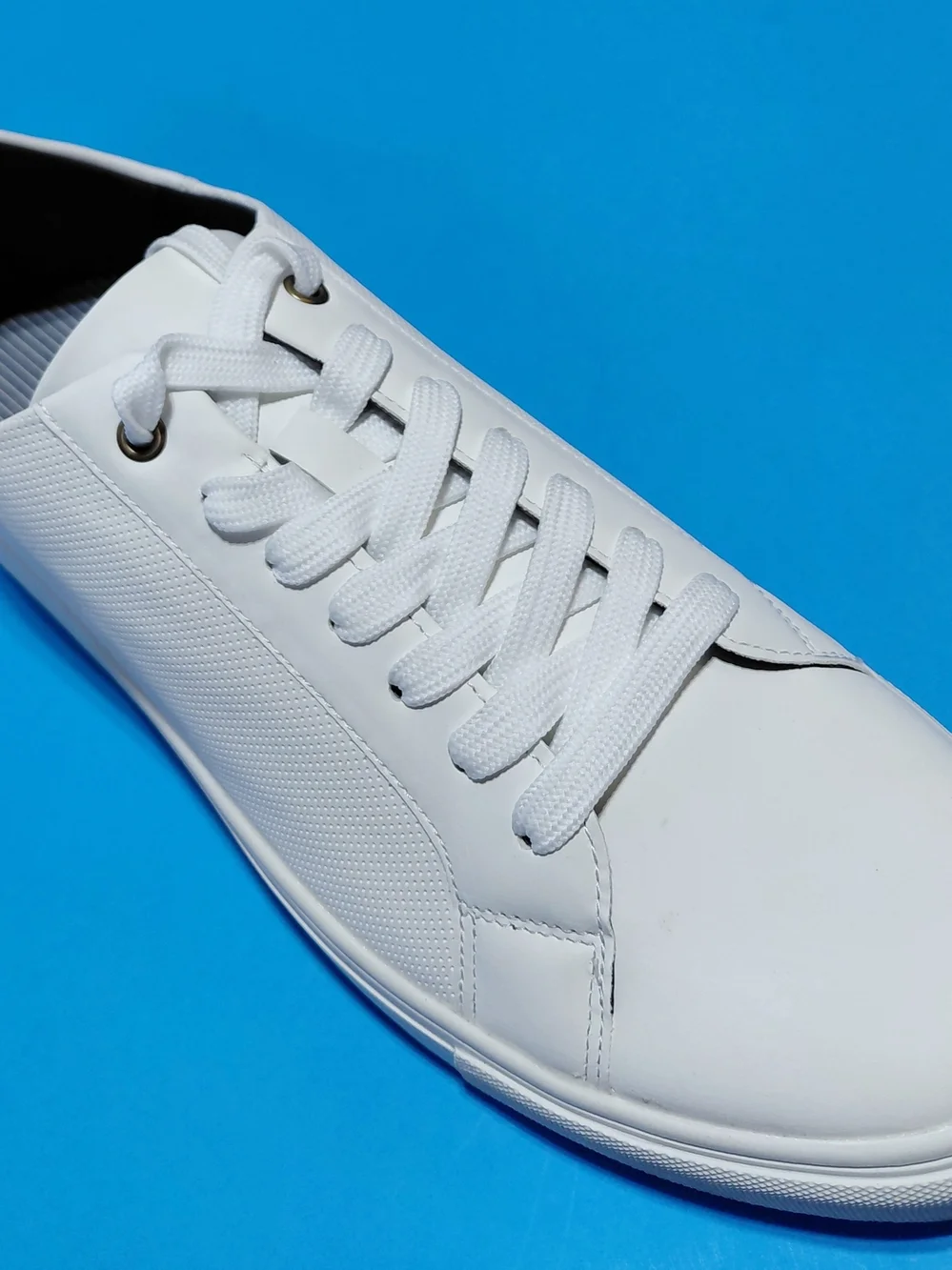 TOECAP Men’s White Lace-Up Sneakers Size 11.5